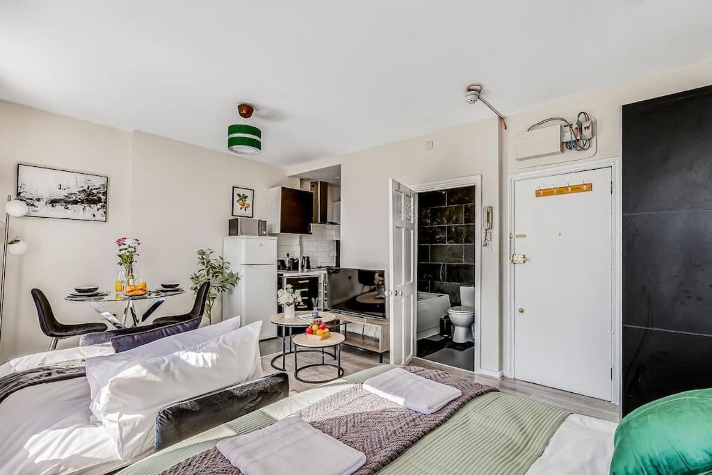 Studio For City Explorers - 3 Min Walk To Station London Exterior foto